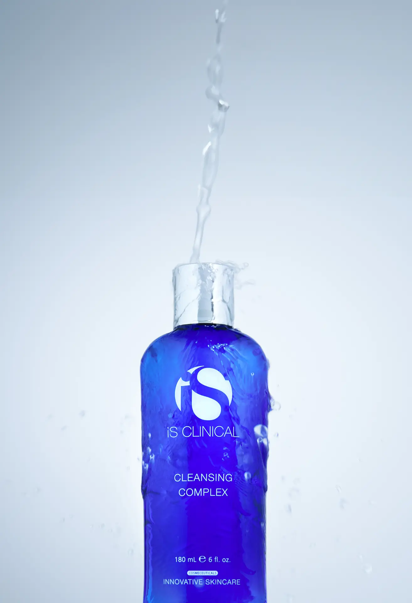 Wielofunkcyjne produkty do pielęgnacji okolic oczu od iS Clinical - Cleansing Complex