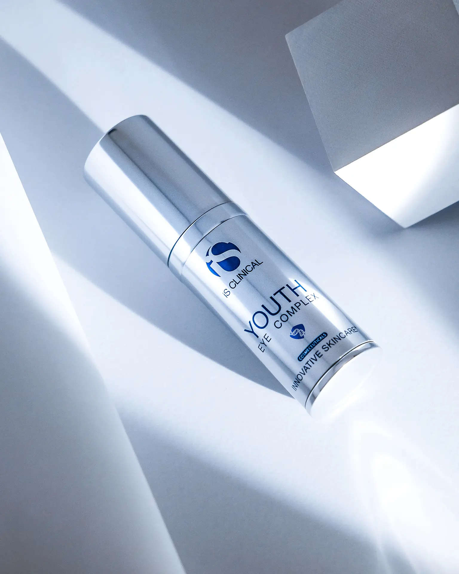 Wielofunkcyjne produkty do pielęgnacji okolic oczu od iS Clinical - Youth Eye Complex
