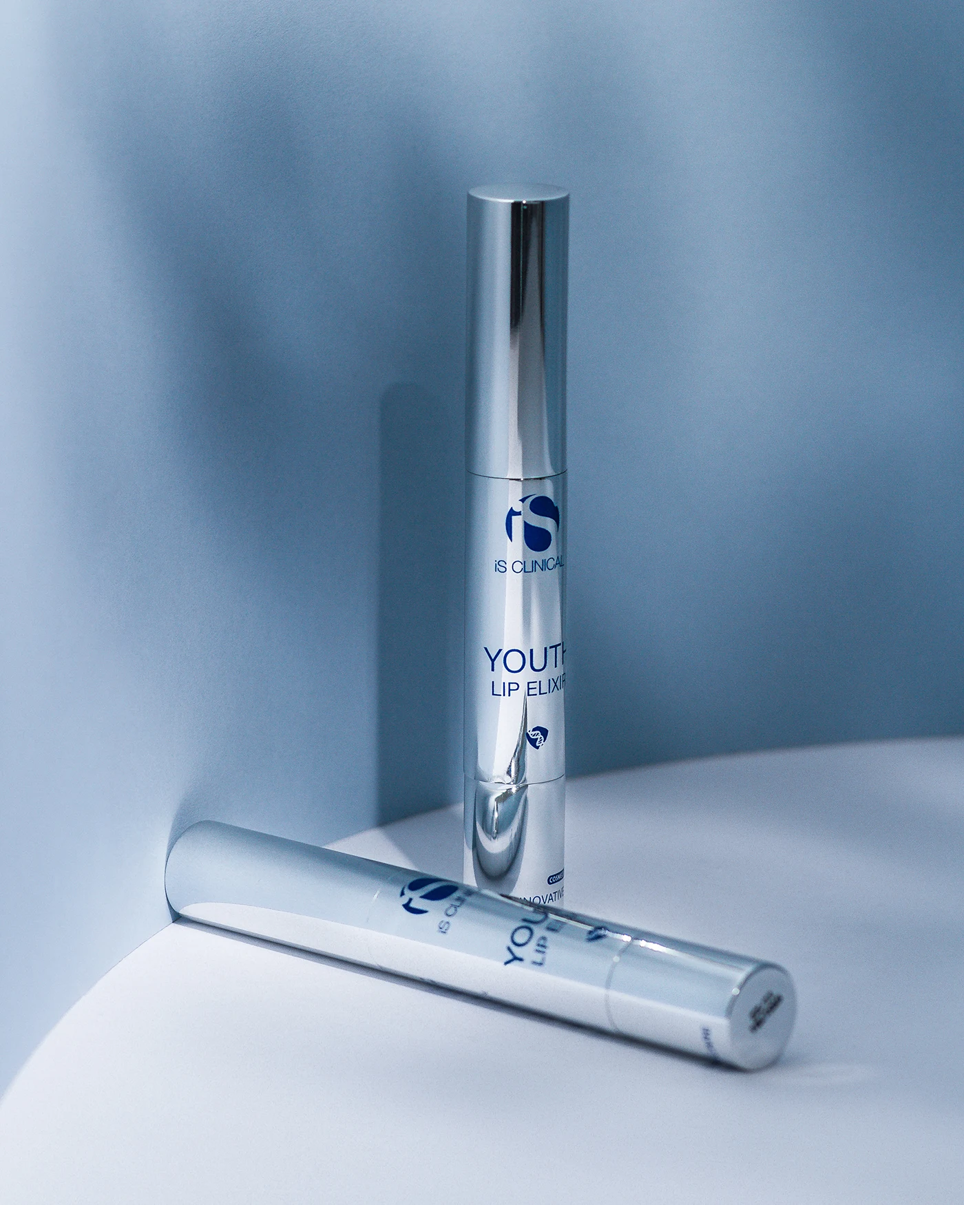 Odmłodzenie i objętość z Youth Lip Elixir
