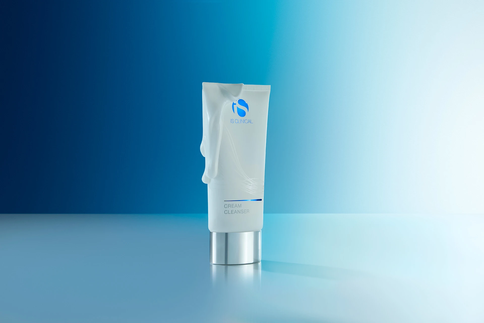 Przyjrzyjmy się szczegółowo czterem produktom oczyszczającym iS Clinical - Cream Cleanser