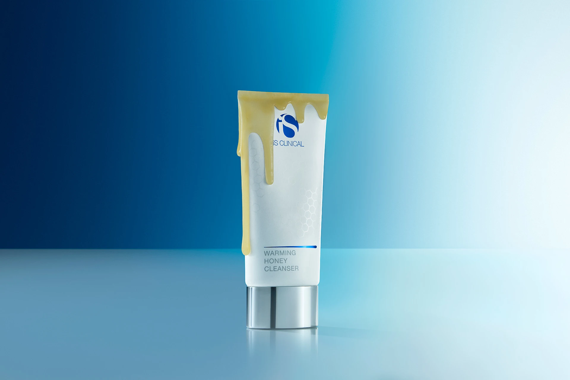 Przyjrzyjmy się szczegółowo czterem produktom oczyszczającym iS Clinical - Warming Honey Cleanser
