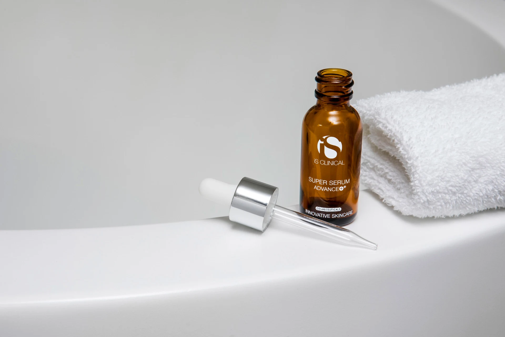 Idealna pielęgnacja skóry z iS Clinical - Super Serum Advance+