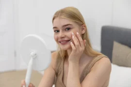 Jak dbać o wrażliwą skórę podczas choroby, stresu lub zmian hormonalnych z iS Clinical