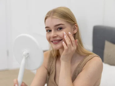 Jak dbać o wrażliwą skórę podczas choroby, stresu lub zmian hormonalnych z iS Clinical