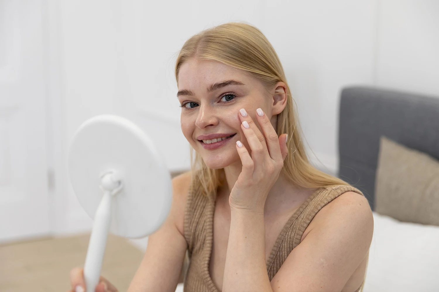 Jak dbać o wrażliwą skórę podczas choroby, stresu lub zmian hormonalnych z iS Clinical