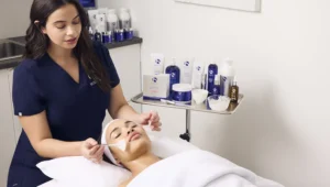 Piankowa terapia enzymatyczna iS Clinical do twarzy