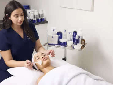 Piankowa terapia enzymatyczna iS Clinical do twarzy