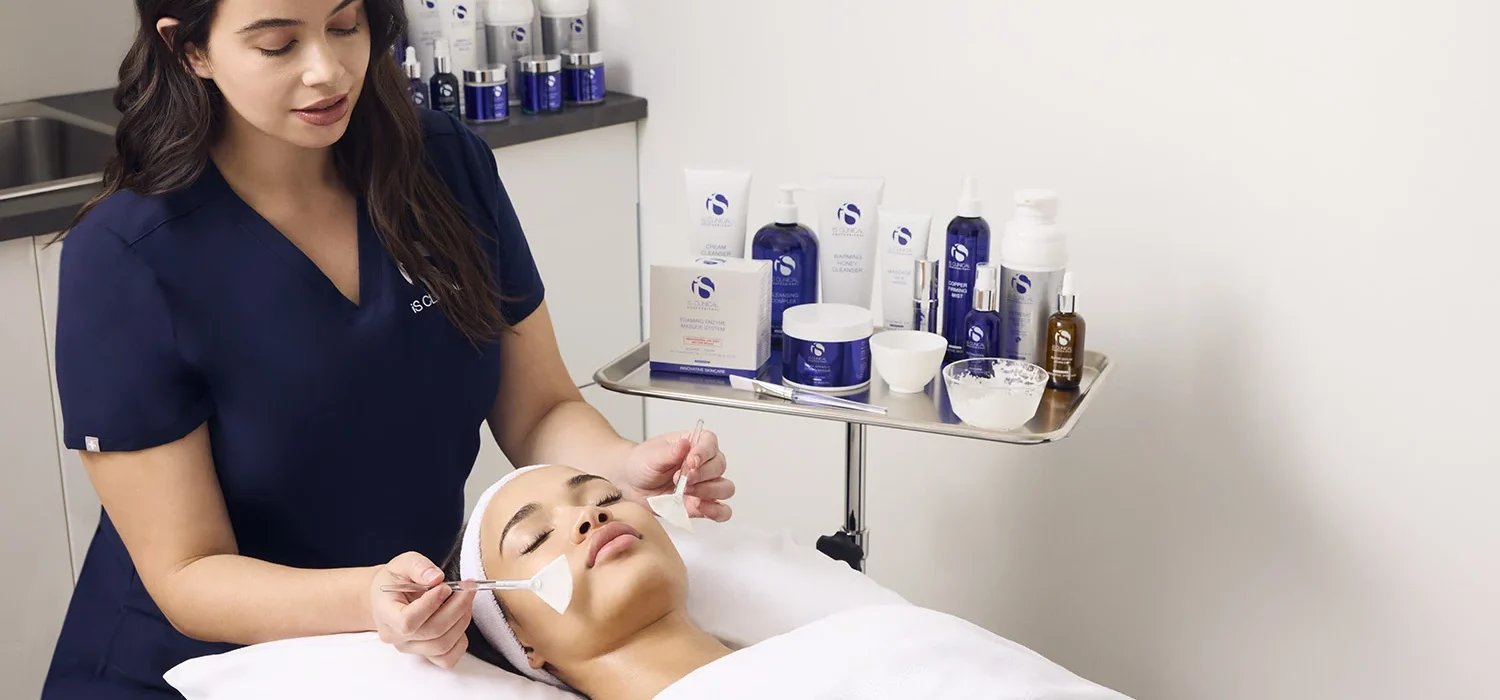 Piankowa terapia enzymatyczna iS Clinical do twarzy