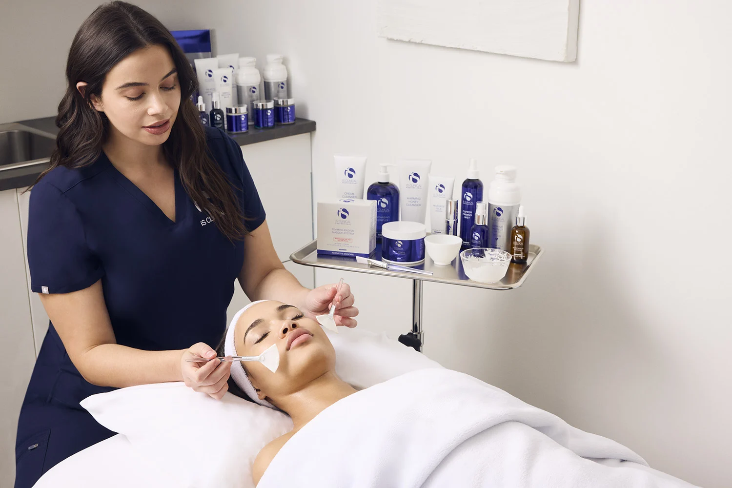 Piankowa terapia enzymatyczna iS Clinical do twarzy